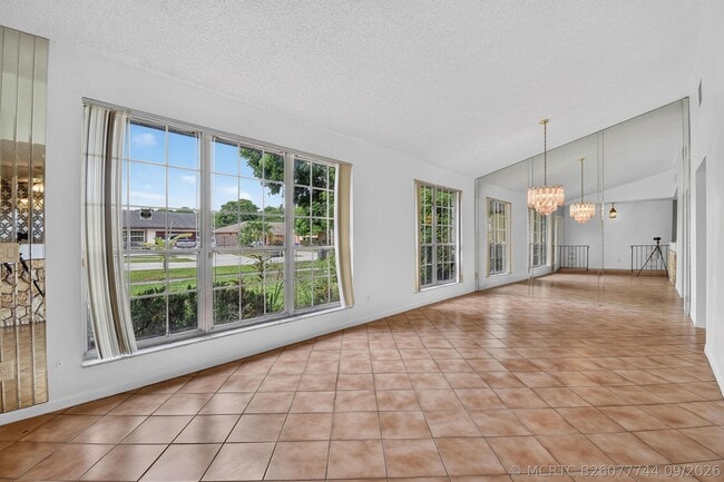 Building Photo - 1102 Westchester Dr E