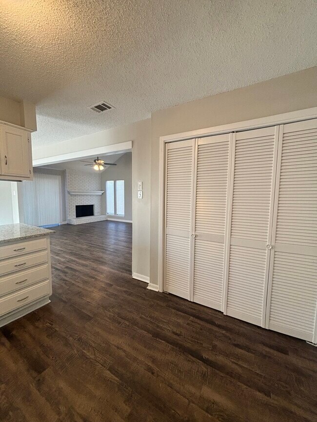 Building Photo - 14218 High Point Dr