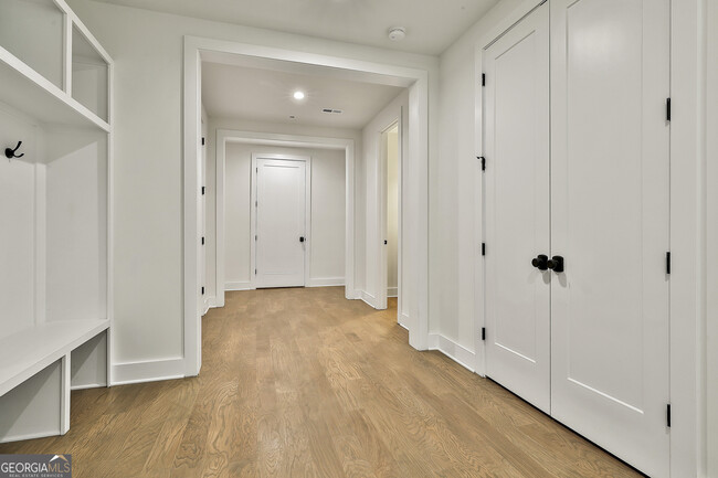 Building Photo - 940 Laurel Brooke Ave