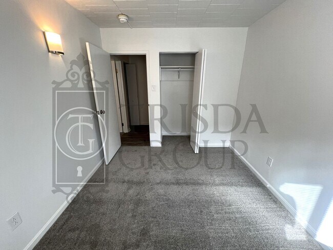 Building Photo - Move In Ready! North Hills School District-2 BR/1BA, Central AC, LVP Floors, Upgraded Kitchen, Ba...