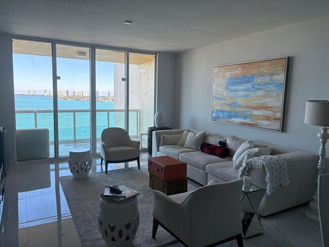 Building Photo - 2650 Lake Shore Dr