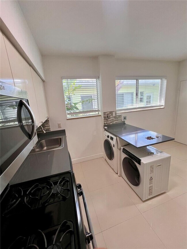 Building Photo - 1198 Marseille Dr