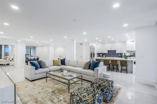 Building Photo - 8171 Bay Colony Dr