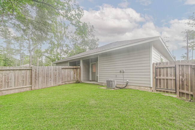 Building Photo - 15627 Sycamore Dr