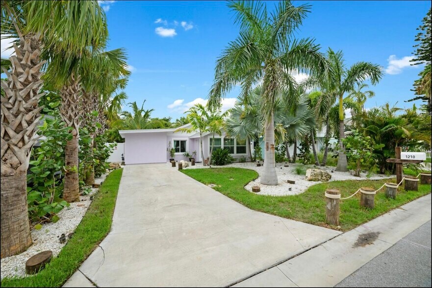 Primary Photo - 1210 Bay Palm Blvd
