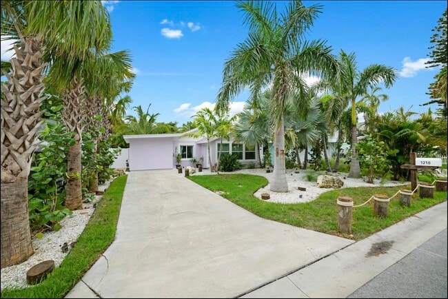 Building Photo - 1210 Bay Palm Blvd
