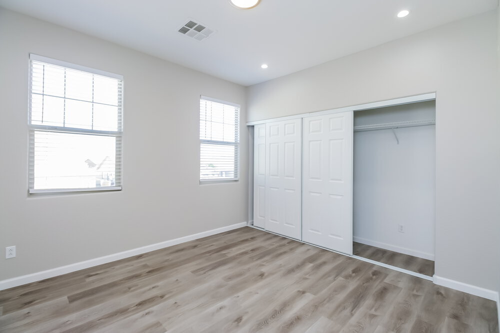 Building Photo - 545 E Navajo Trail