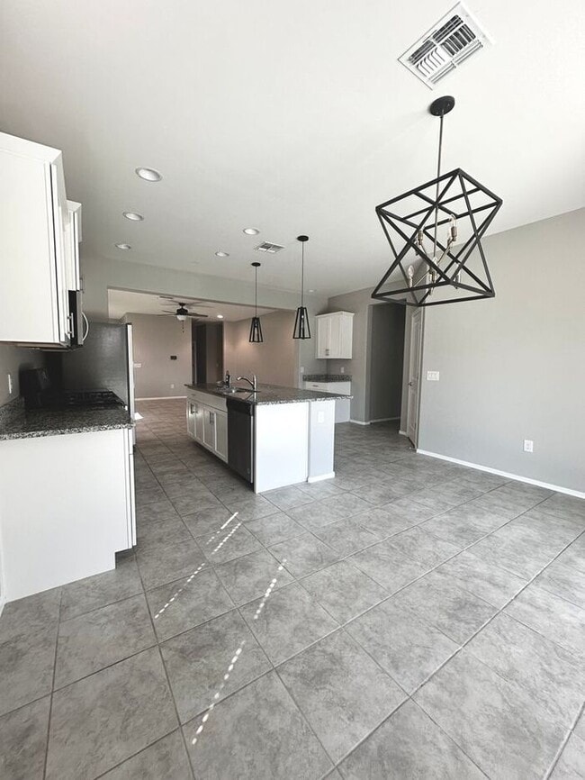 Building Photo - Stunning 4-bedroom, 2-bathroom home located in the vibrant community of Sahuarita, AZ