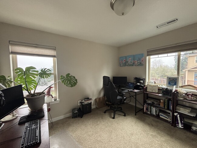 Building Photo - 5909 NE 38th Ct