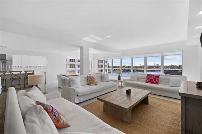 Building Photo - 9102 W Bay Harbor Dr