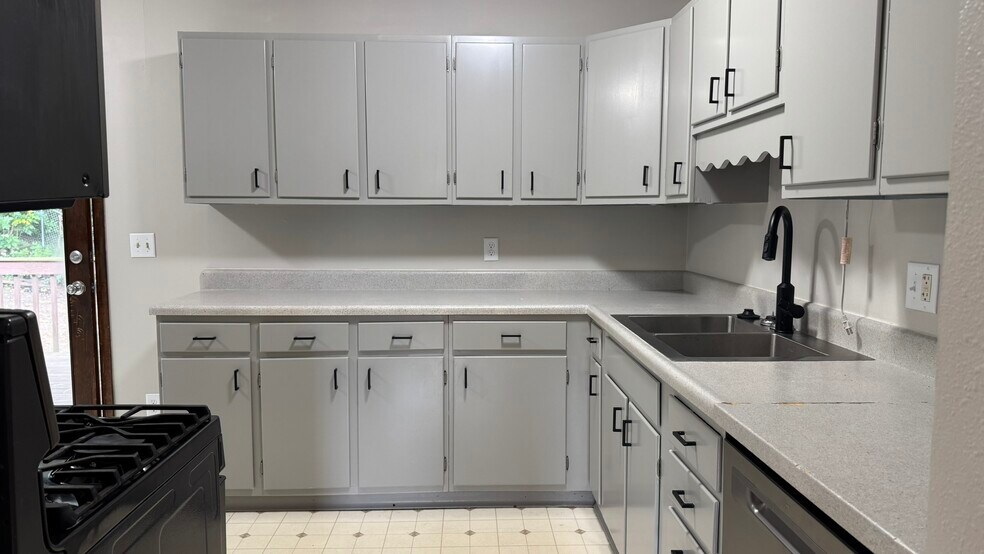 Building Photo - 1331 Spruce Hills Dr