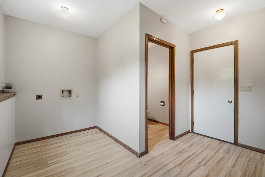 Building Photo - 1355 W Hiawatha Dr
