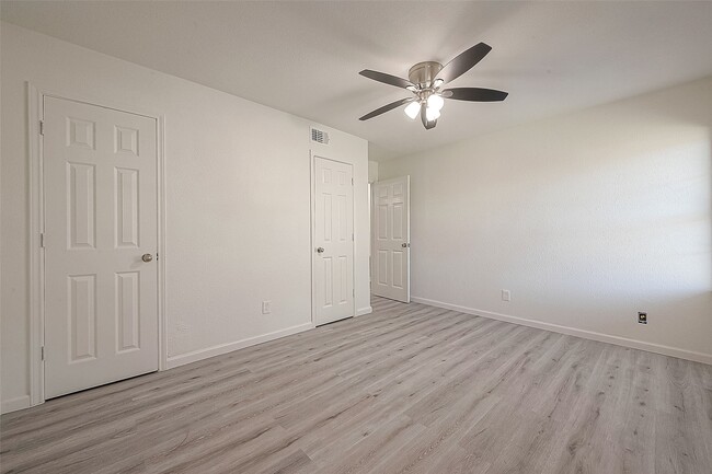 Building Photo - 715 W 9th St