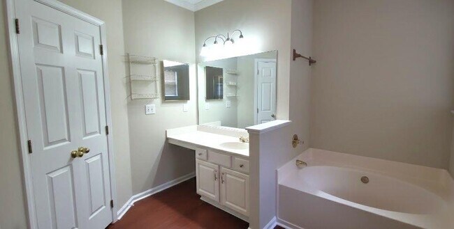 Building Photo - 4915 Lakebrooke Run