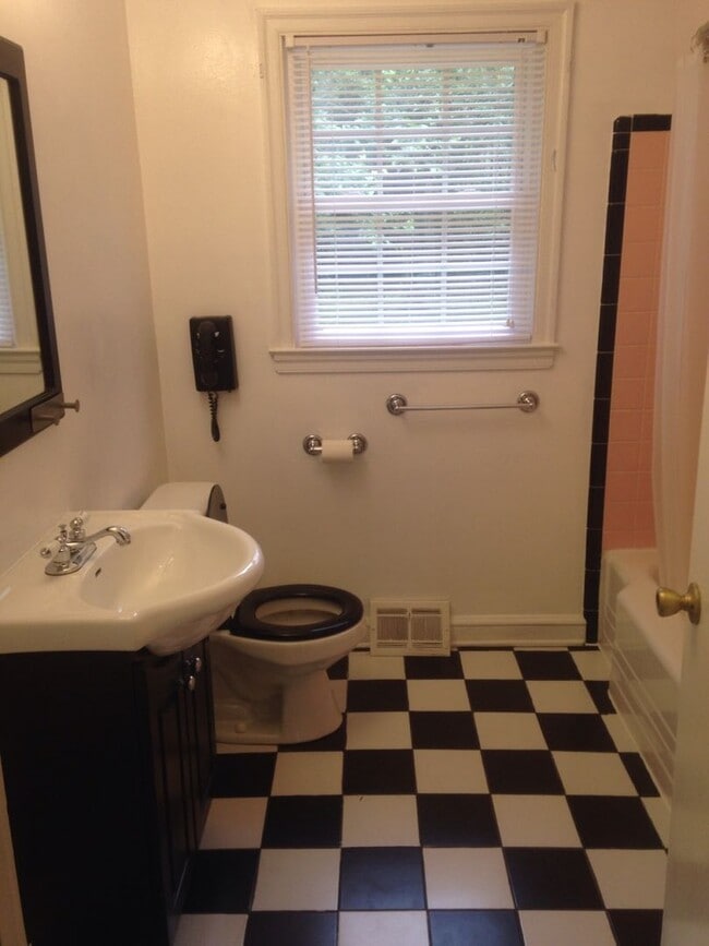 Building Photo - 3BR Normaltown Charmer