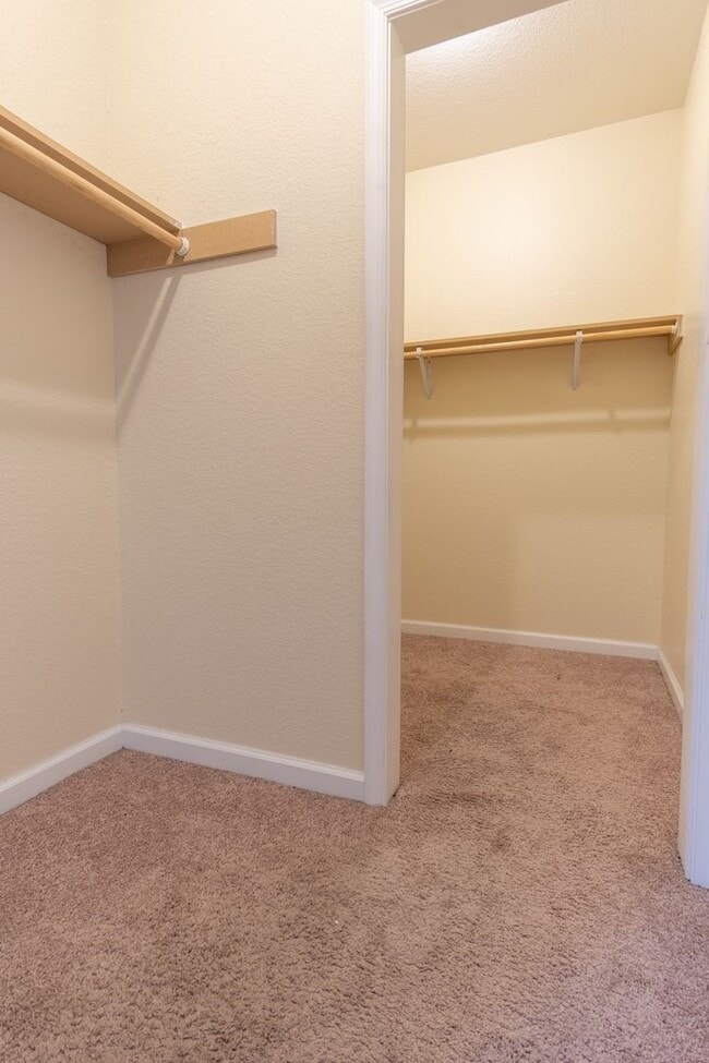 Building Photo - MOVE IN READY 3 Bedroom!