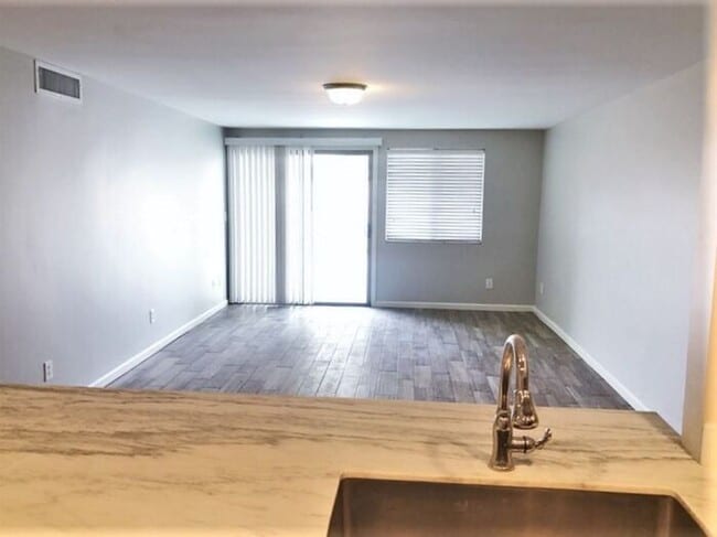 Building Photo - Remodeled 2 bedroom / 2 Full Bath