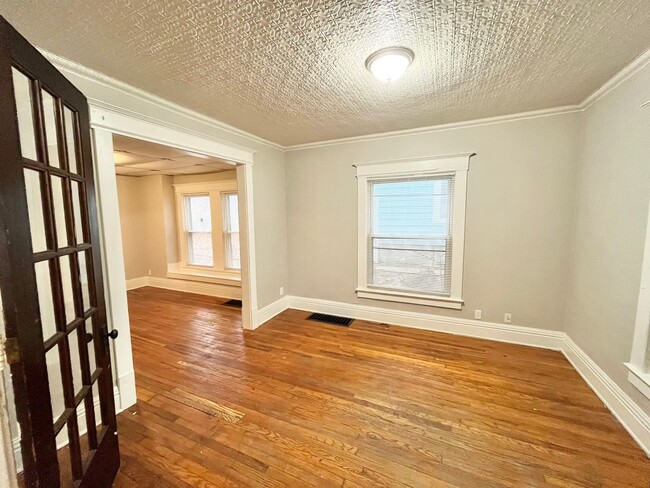 Building Photo - 3 Bed 1 1/2 Bath & FORMAL DINING ROOM | In...