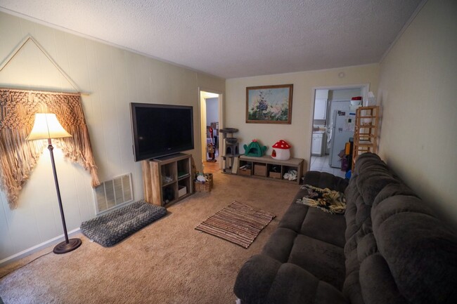 Primary Photo - 2 Bedroom Apartment Close to Campus!