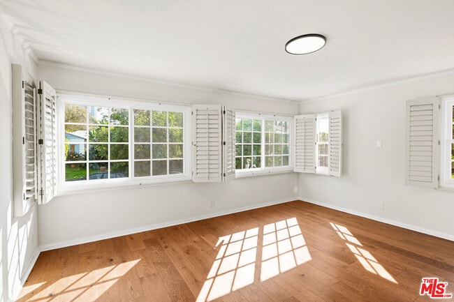 Building Photo - 10309 La Grange Ave