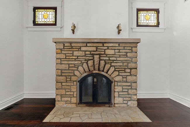 Building Photo - Charming 2+ Bedroom in Shrewsbury – Walkable Neighborhood & Pet-Friendly!