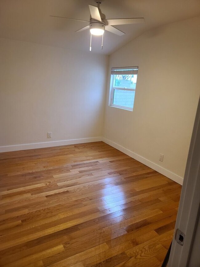 Building Photo - 1118 W Cruces St