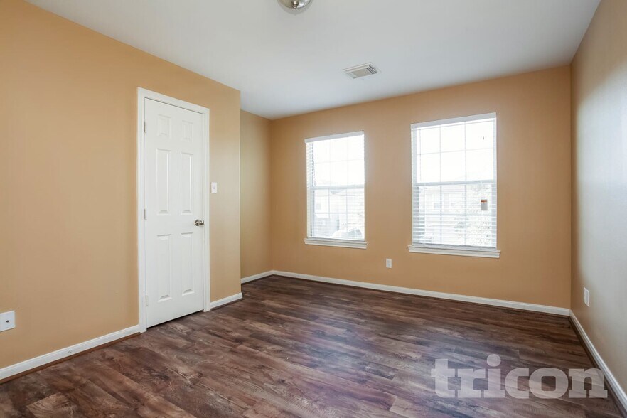 Building Photo - 6128 Silver Leaf Dr