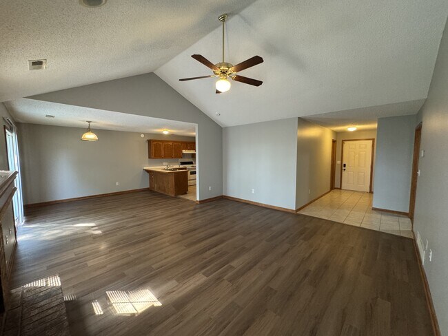 Building Photo - 1303 Fox Run Dr