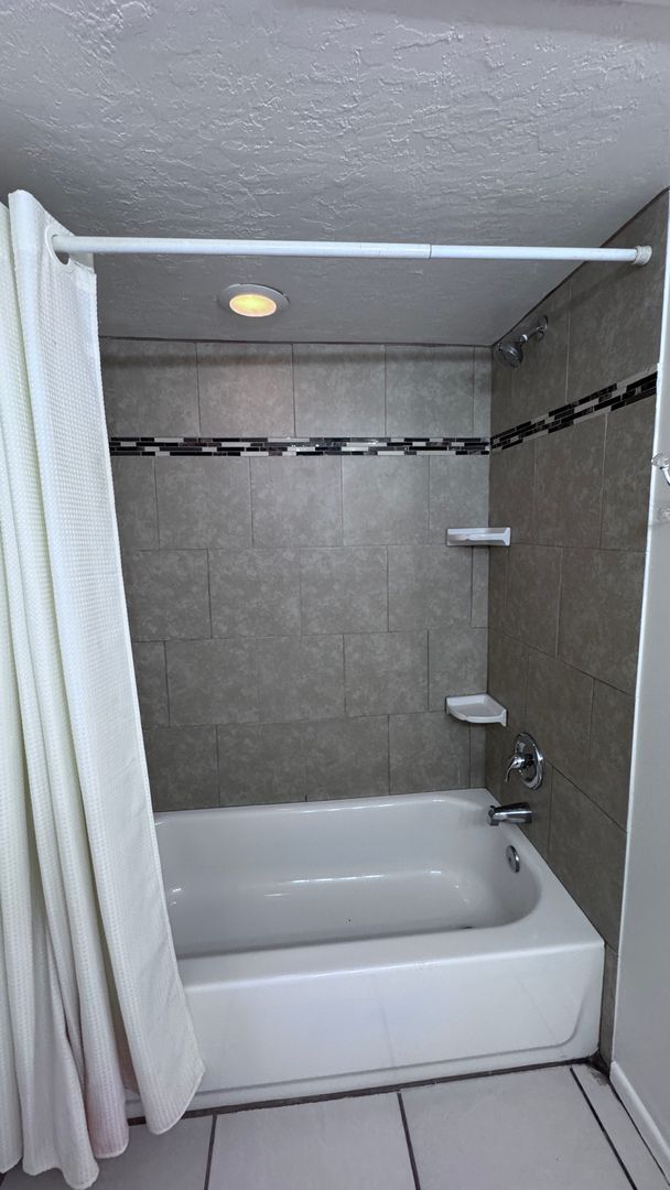 Building Photo - Fully Furnished 1BR/1BA Condo Just 3 Block...
