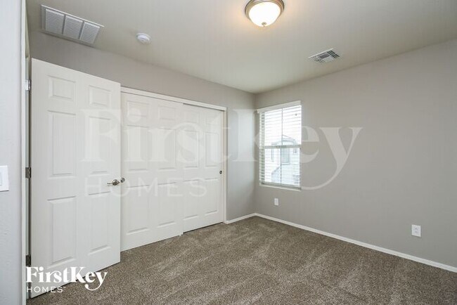 Building Photo - 245 N Sandal