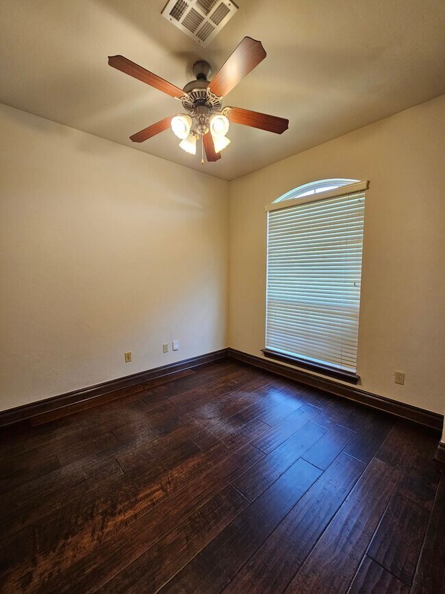 Building Photo - 513 Summit View Ct
