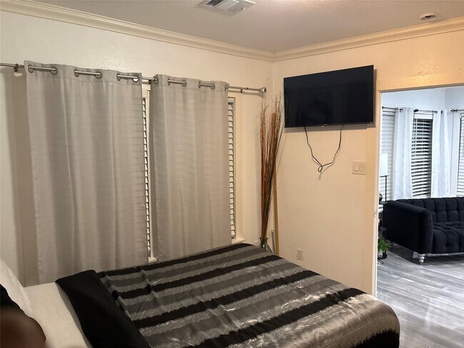 Building Photo - 3021 Gray St