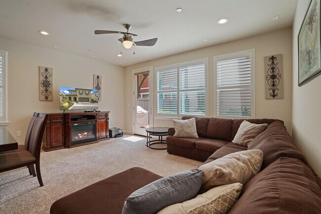 Building Photo - Cannery living!