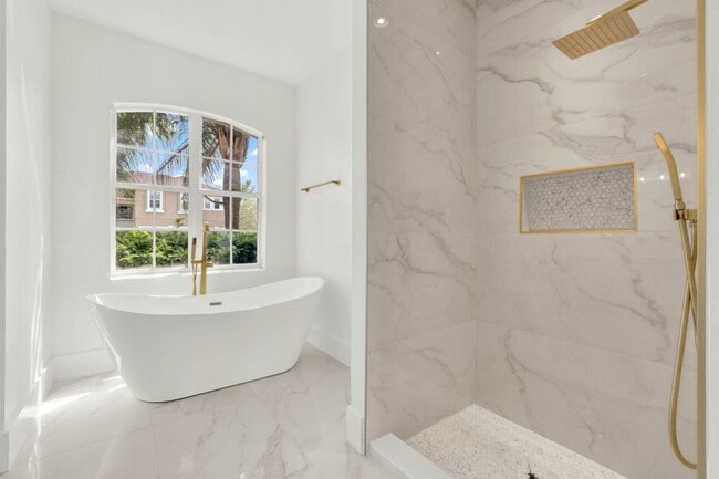 Building Photo - RENOVATED 5 BEDROOM FENCED IN, GOLF FRONTA...