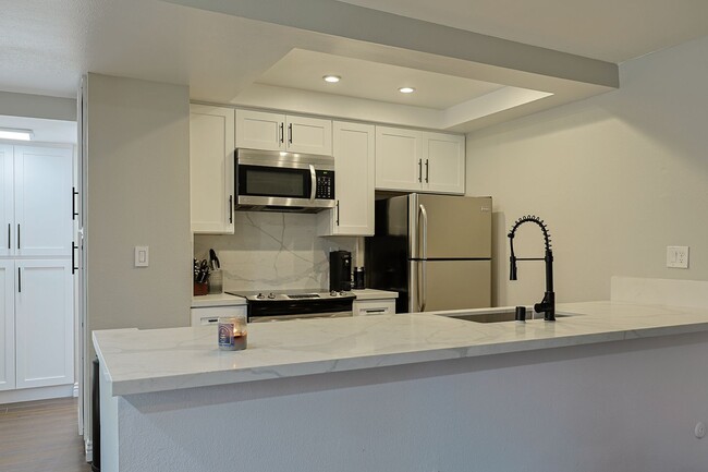 Building Photo - 2 Bed / 2 Bath Condo for Rent – Mission Valley