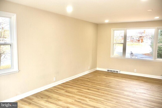 Building Photo - 147 Deacon Rd