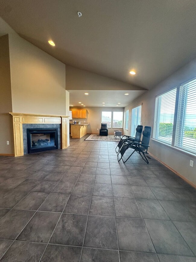Building Photo - Beautiful Fancher Heights Home for Rent