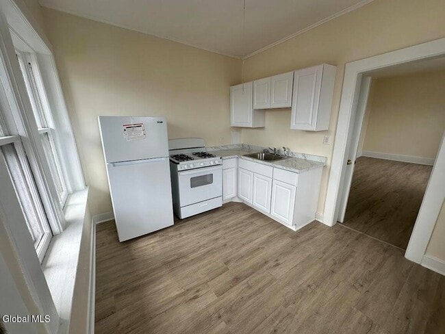 Building Photo - 16 Caroline St