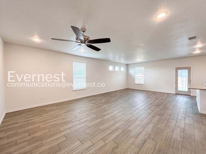 Building Photo - 2204 Hornbeam St