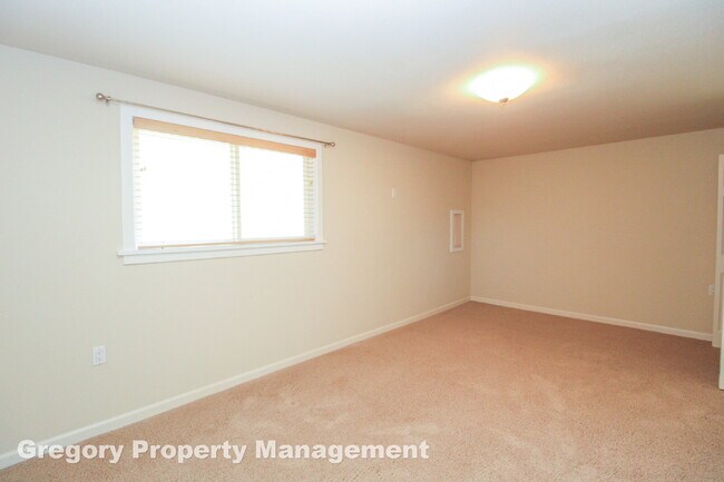 Building Photo - Charming updated 3-Bed/1-Bath Rambler on q...