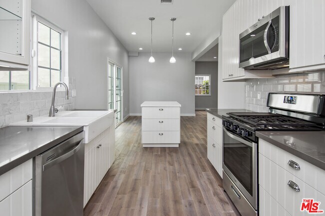 Building Photo - 111 S Harper Ave