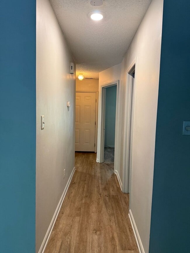 Building Photo - 2 bedroom, 2 bathroom