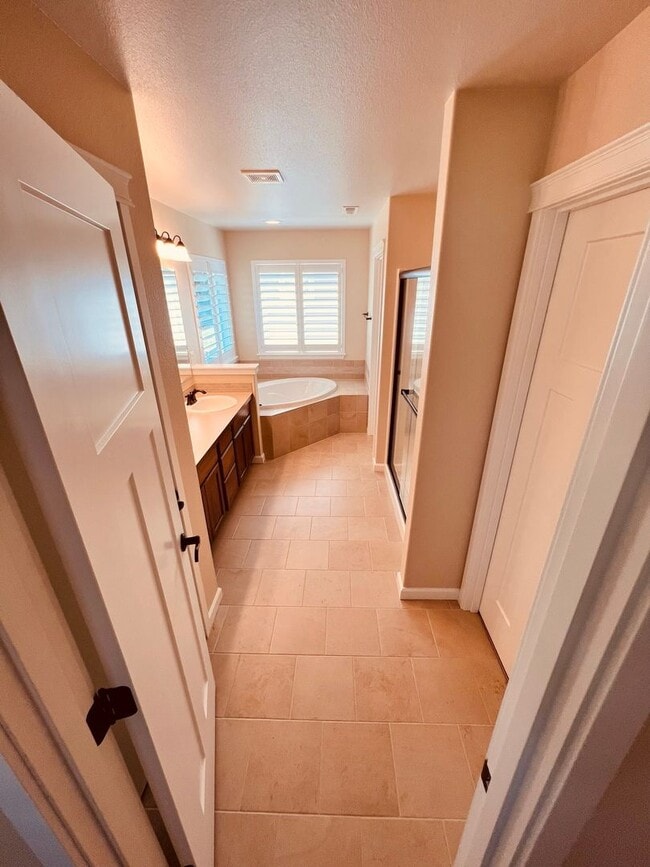 Building Photo - Stunning 5 bedroom W/Bed & Full Bath on Main Floor