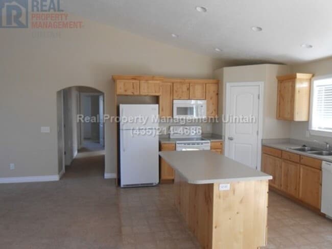 Building Photo - 4 Bedroom 2.5 Bathroom Home