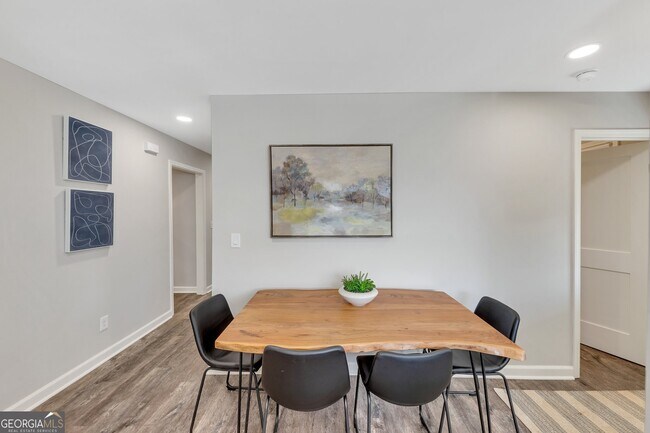 Building Photo - 155 Parkview Dr SE