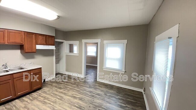 Building Photo - 252 McClure St