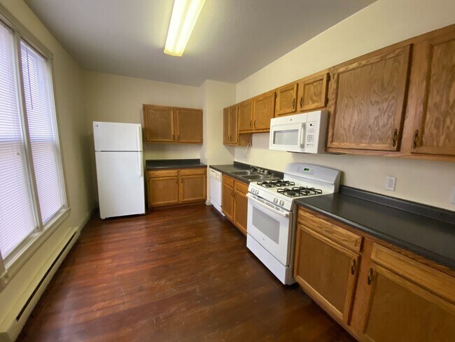 Building Photo - 832 Columbia Ave