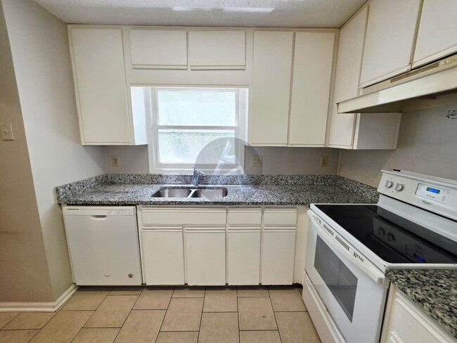 Building Photo - 1495 Bentley Ln SE