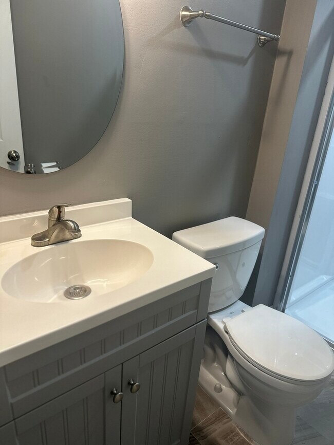 Building Photo - Beautifully Remodeled 4Bed/2.5Bath Townhome