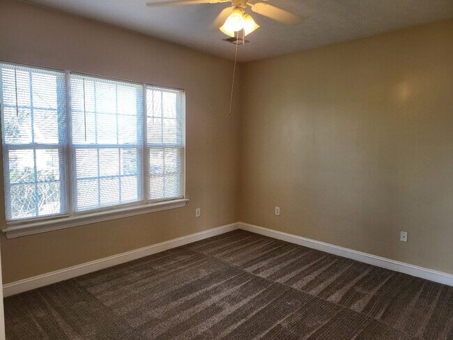 Building Photo - 119 Fountain Pointe Ln